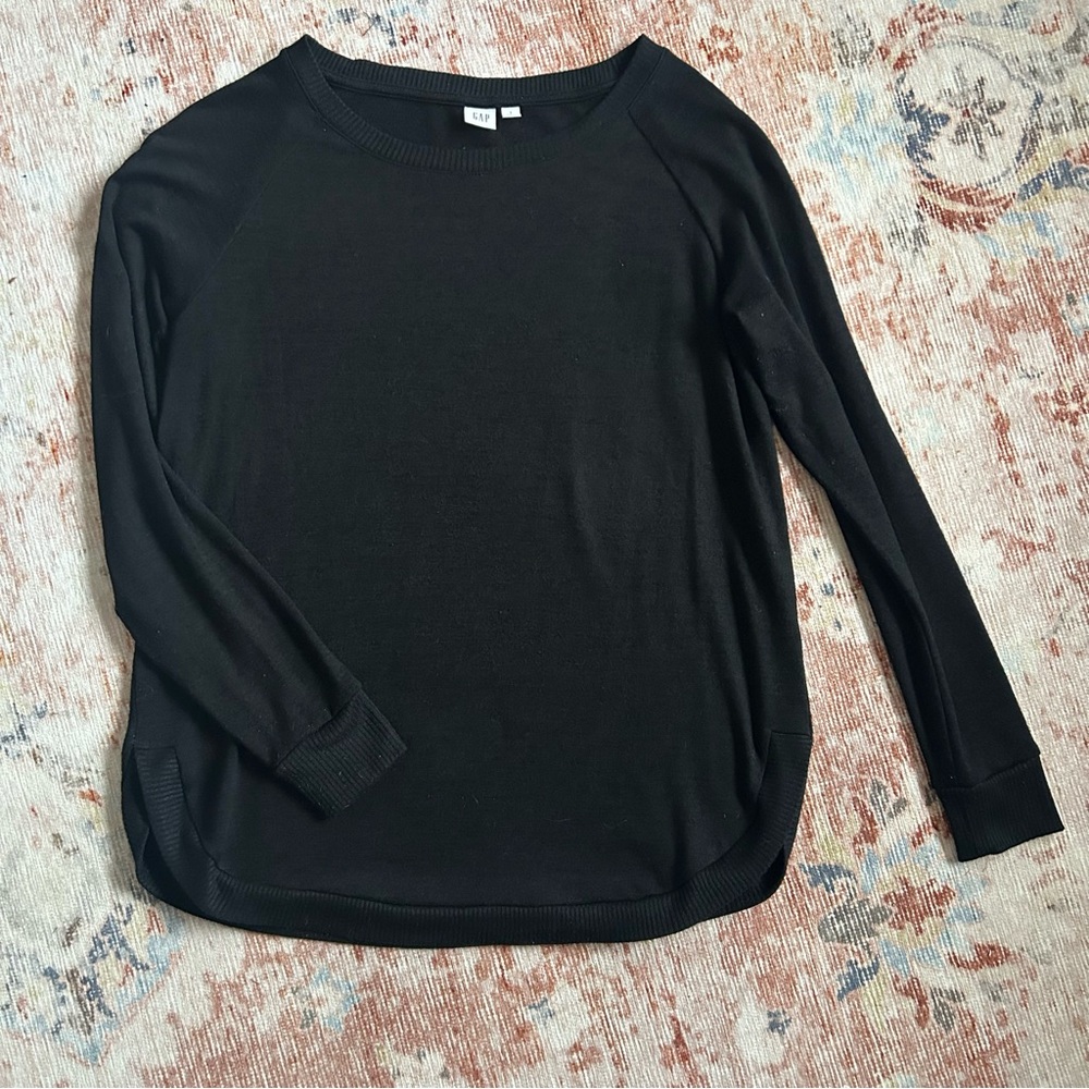 Gap women’s black long sleeve